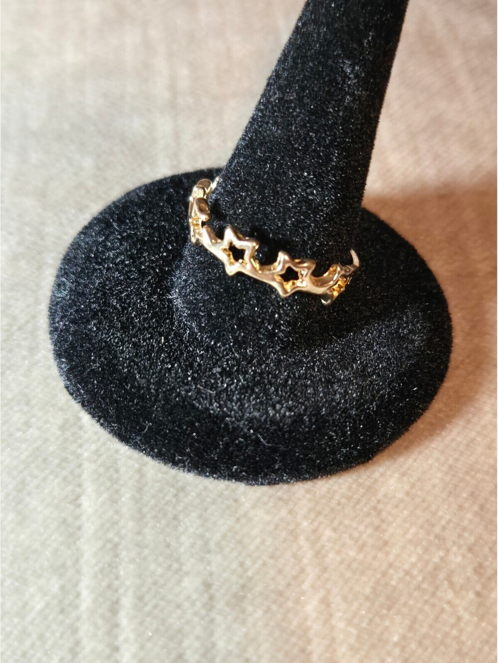 New Gold Star Pattern Women's Ring, Contemporary Style, Size 8.5